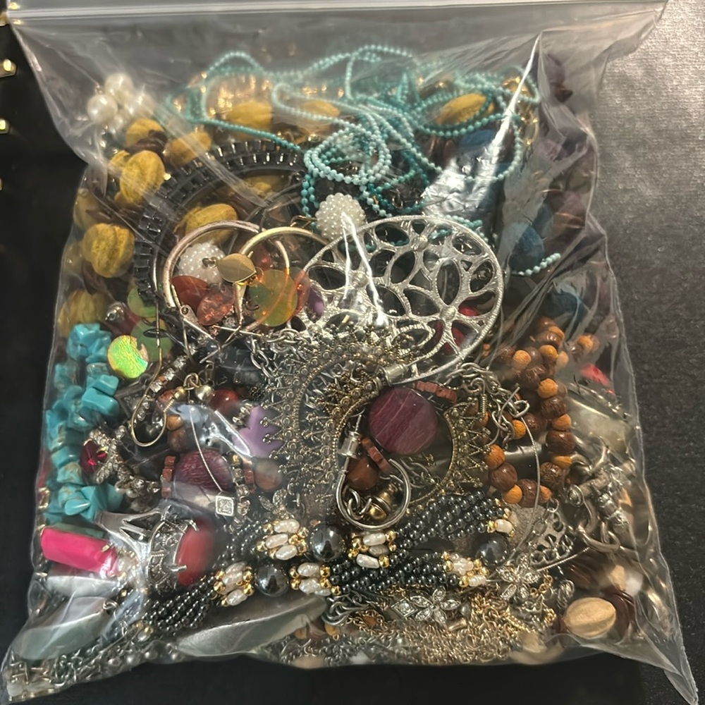 Jewlery bag, vintage & modern variety lot